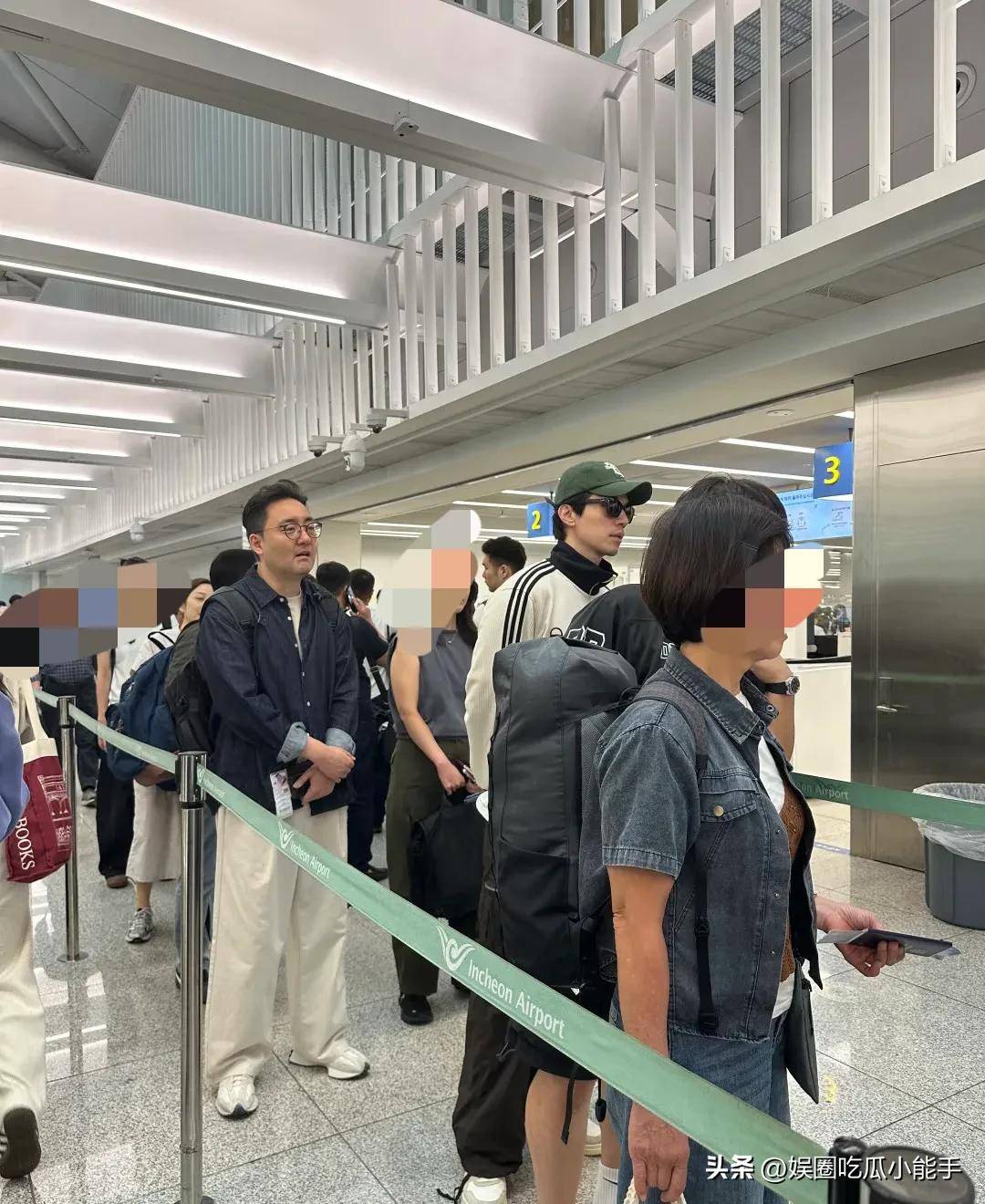 开元棋牌app下载|李栋旭机场被偶遇戴着绿色鸭舌帽又高又帅在