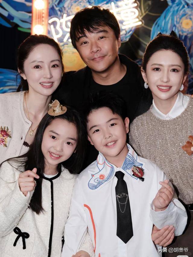 开元棋牌app下载董璇母女现身北京游乐场